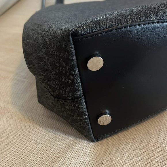 Pre Loved Michael Kors Auth Monogram Canvas and Leather - Picture 4 of 14